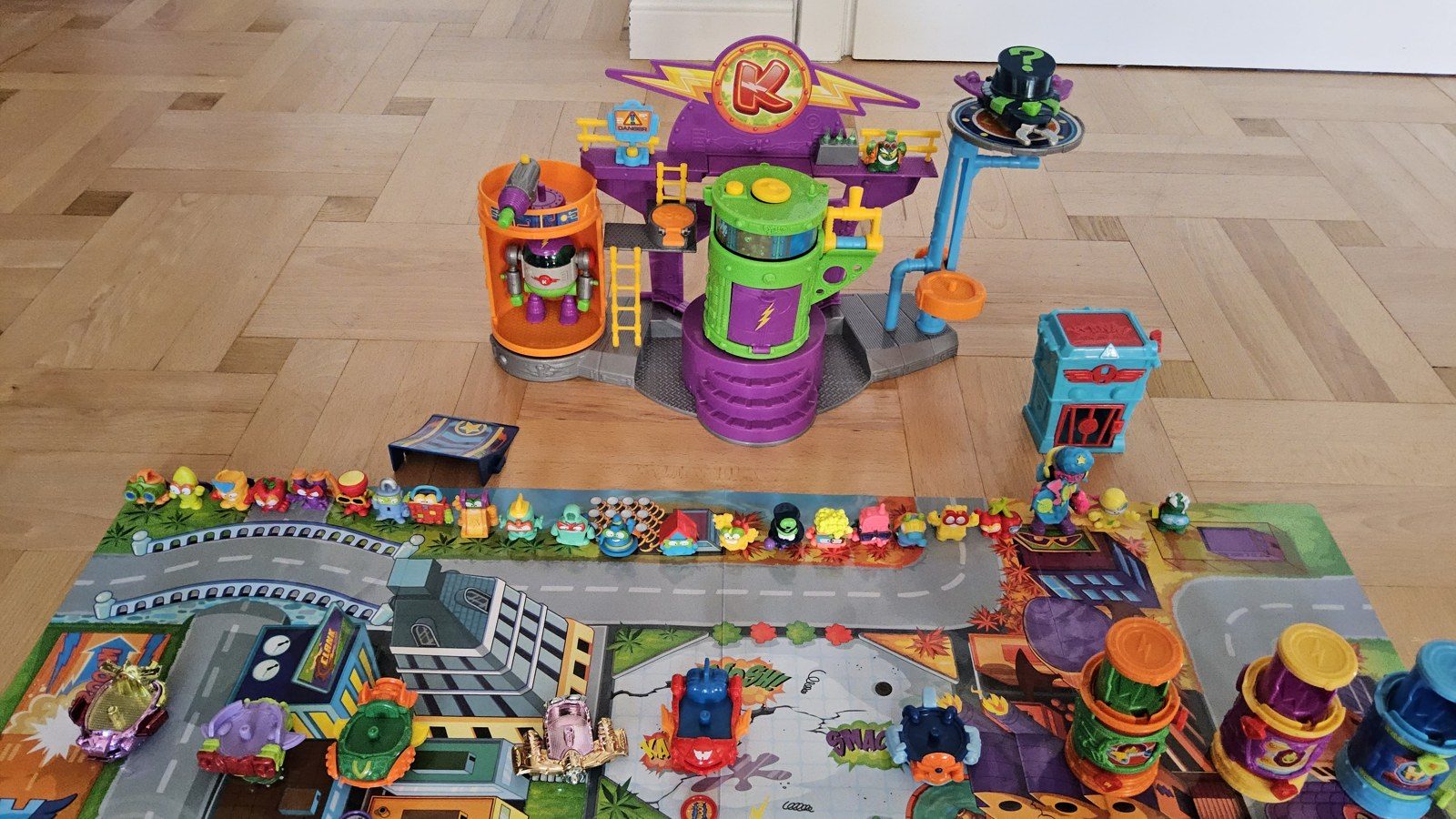 Duży zestaw SuperZings – Laboratorium Kazoom, ponad 80 figurek, pojazdy, mata – zdjęcie 1